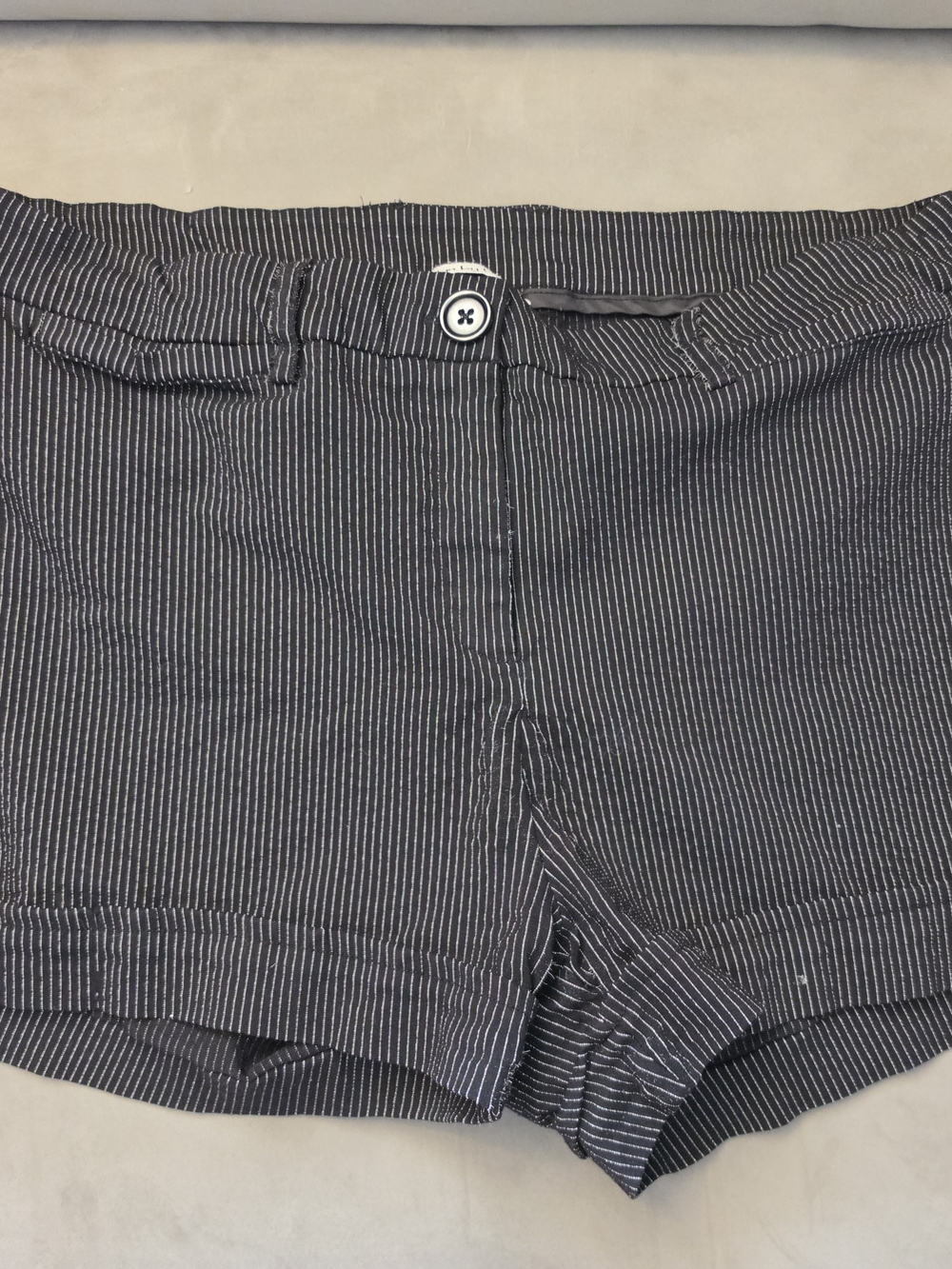 Women’s Black Pinstripe Stretch Shorts Mid-rise Seersucker Size 14 (XL)